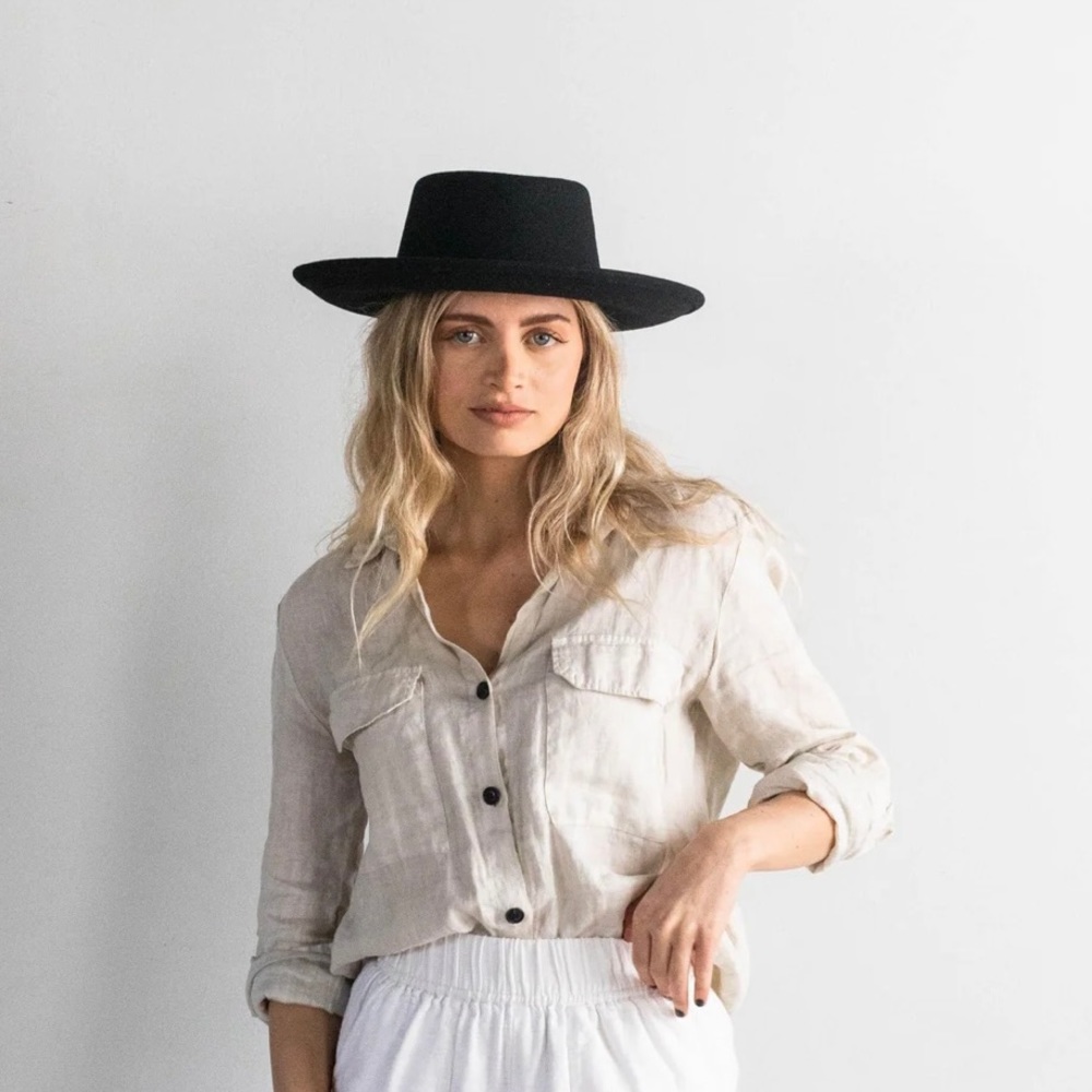 Gigi Pip, Gambler hat. Indented oval crown with an upturned brim.